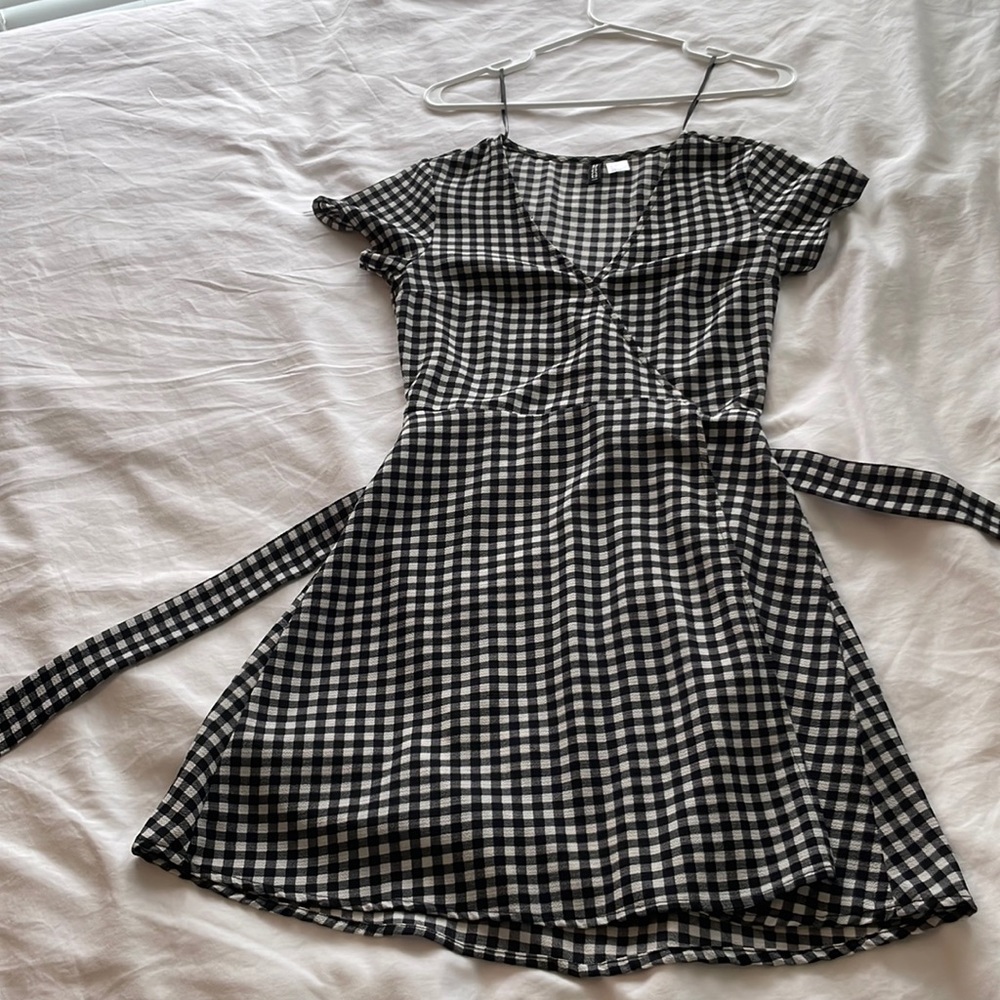 A beautiful new summer dress, checked Black and white. 85 cm long. Size 2